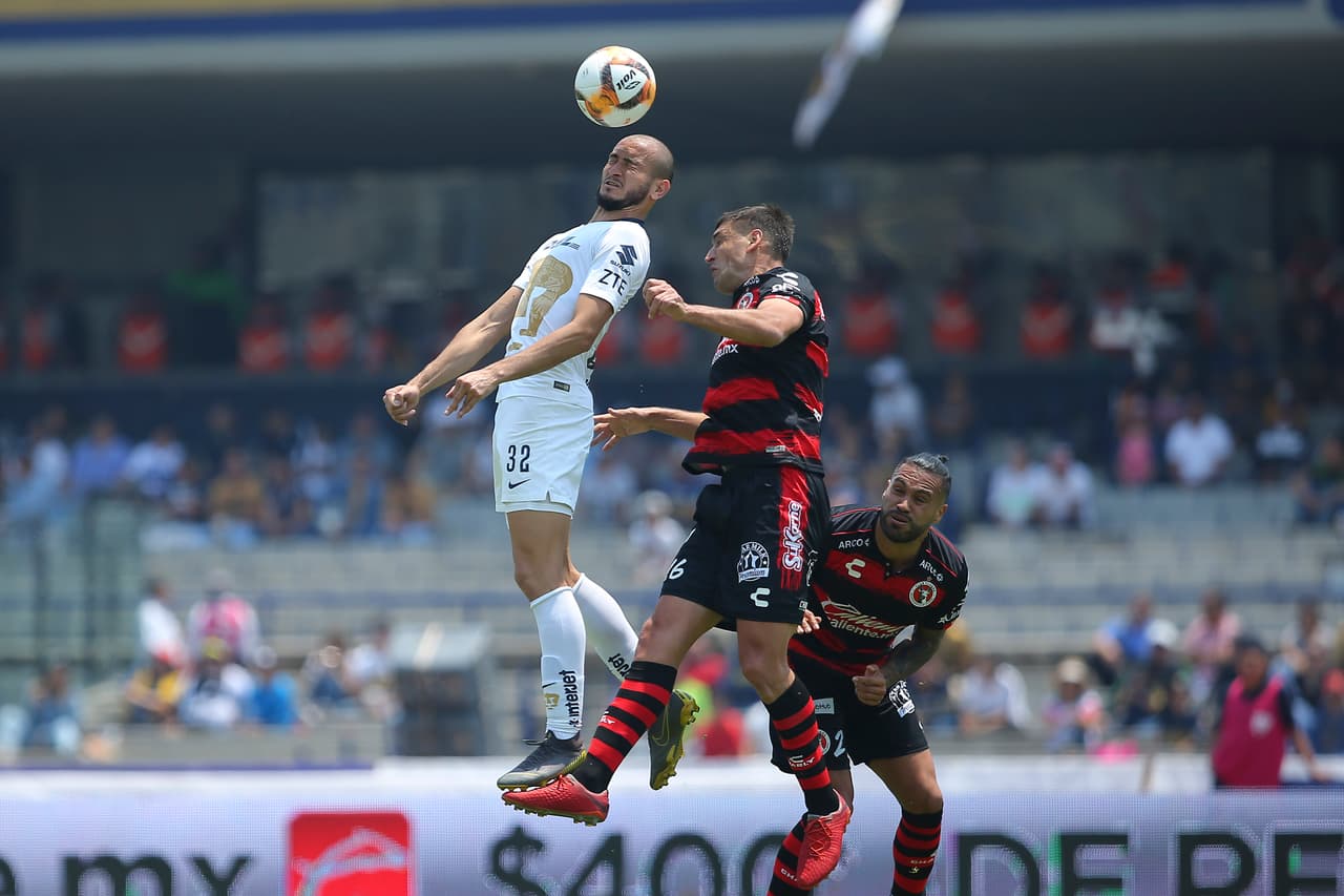 El paraguayo Carlos González (izquierda) sabía que Pumas necesitaba de su olfato goleador para salir de la mala racha.
