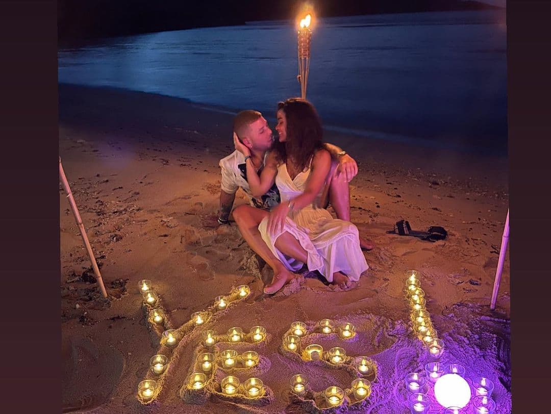 También se aprecian sentados a la orilla del mar muy felices luego de que Clarissa aceptara casarse con él.
<br>