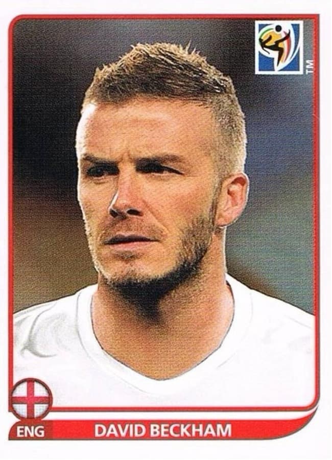 Una lesión dejó por fuera de los jugadores de Inglaterra a David Beckham en 2010. En lo que acertó Panini es que el jugador estuvo en el Mundial como parte del cuerpo técnico.