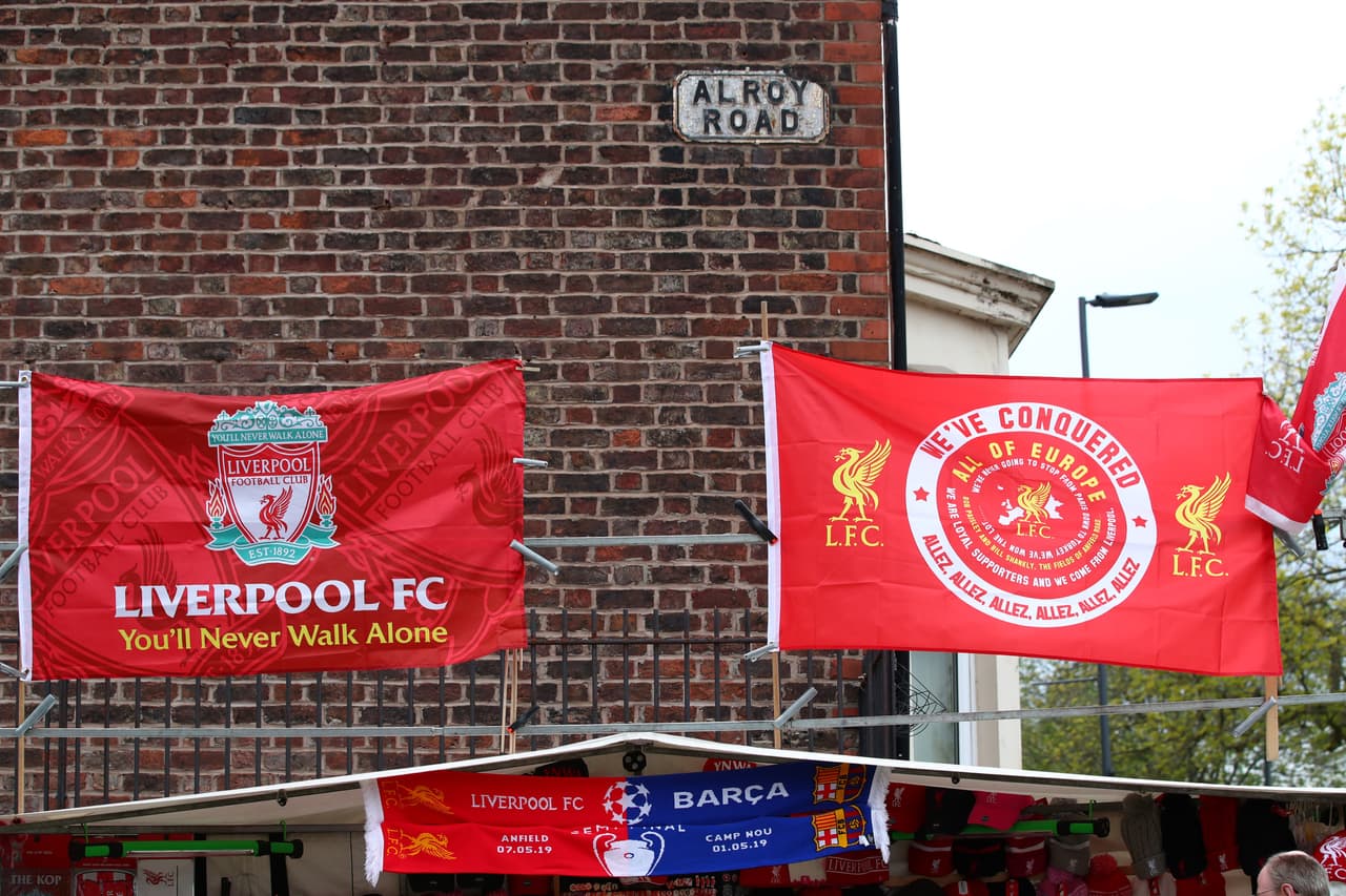 Con bengalas, bunfanas, playeras y banderas, los aficionados del Liverpool y algunos del Barcelona prendieron la fiesta en las cercanías de Anfield para lo que será una Semifinal de Champions League memorable luego del 3-0 en el Camp Nou la semana pasada.