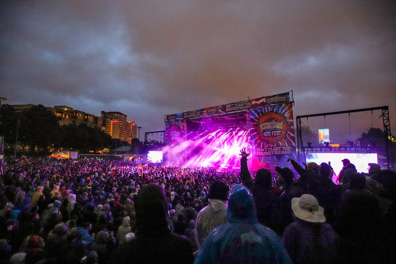 Las experiencias del festival incluyen tres escenarios, bebidas exclusivas hechas a mano, cócteles y cervezas artesanales de SweetWater Brewery Co.