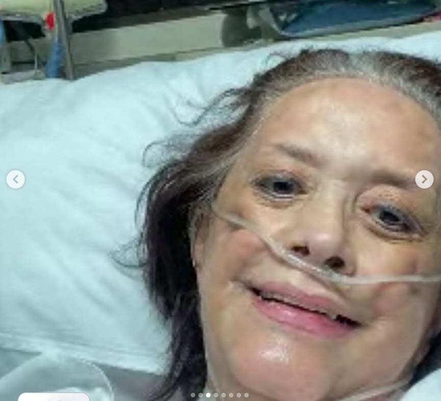 Para principios de mayo despertó del
<b><a href="https://www.univision.com/shows/despierta-america/cecilia-romo-lidia-con-las-secuelas-del-covid-19-su-hija-espera-buenas-noticias-tras-saber-que-se-mueve-y-sonrio-video" target="_blank">coma inducido</a> </b>al que fue sometida para auxiliarla con oxigenación a través de un ventilador.
<br>