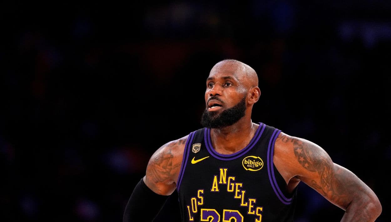 LeBron James, alero de Los Angeles Lakers, permanece en la cancha durante los últimos minutos del cuarto partido de la serie de segunda ronda de los playoffs de la NBA ante el Oklahoma City Thunder, el 11 de mayo de 2026, en Los Ángeles.