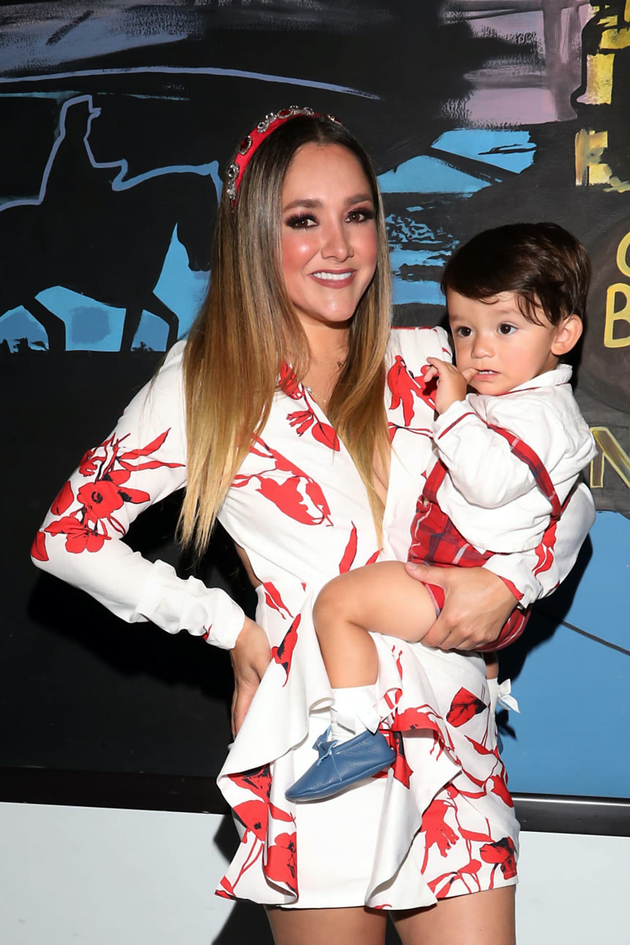 <a href="https://www.univision.com/famosos/sherlyn-esta-de-vacaciones-en-paris-con-su-hijo-andre">Sherlyn y su hijo André</a> recibieron cientos de elogios en redes sociales por su tierna sesión de fotos navideña.