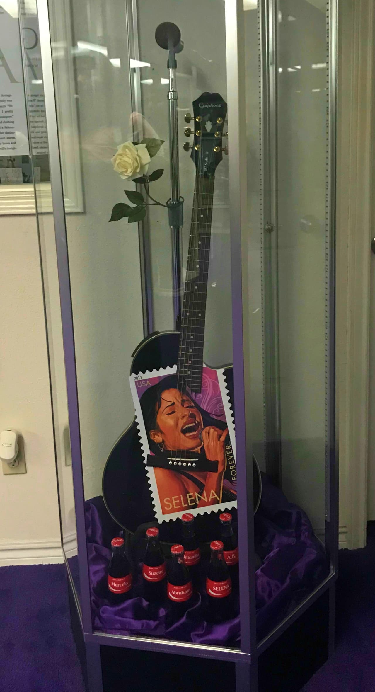 Durante ese show en el Astrodome, el micrófono de Selena quedó manchado con su lápiz labial. Ese micrófono (en la foto) se conserva en el museo que su familia abrió en su honor en Corpus Christi.