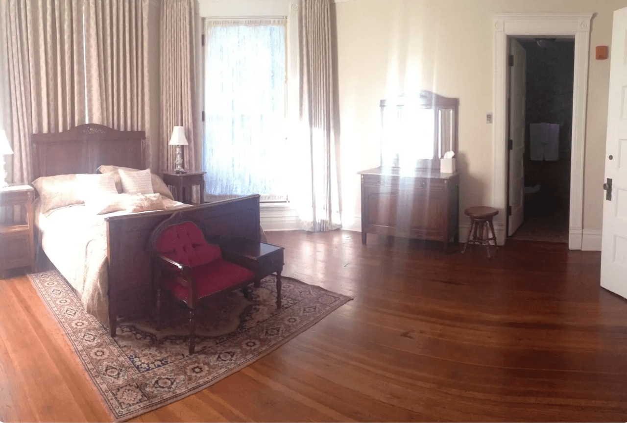 Tiene cuatro dormitorias y cinco baños. Unas ocho personas pueden quedarse en este mágico lugar.