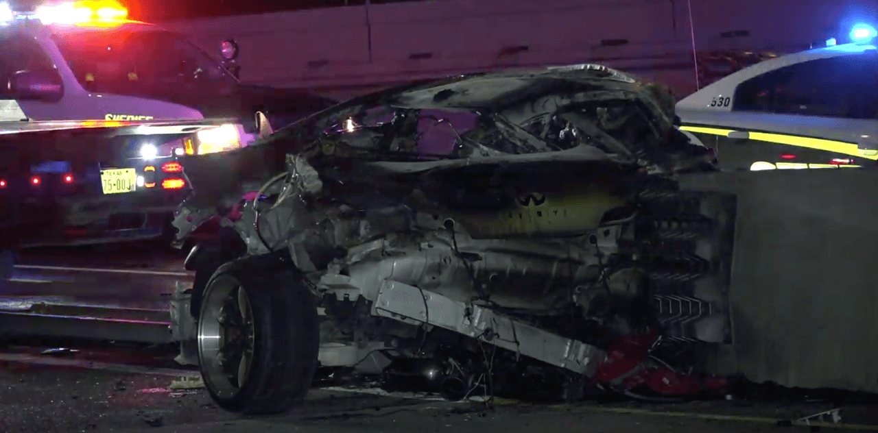 Un conductor muere tras estrellarse contra un muro de contención sobre la I-35 cerca del centro de Dallas
