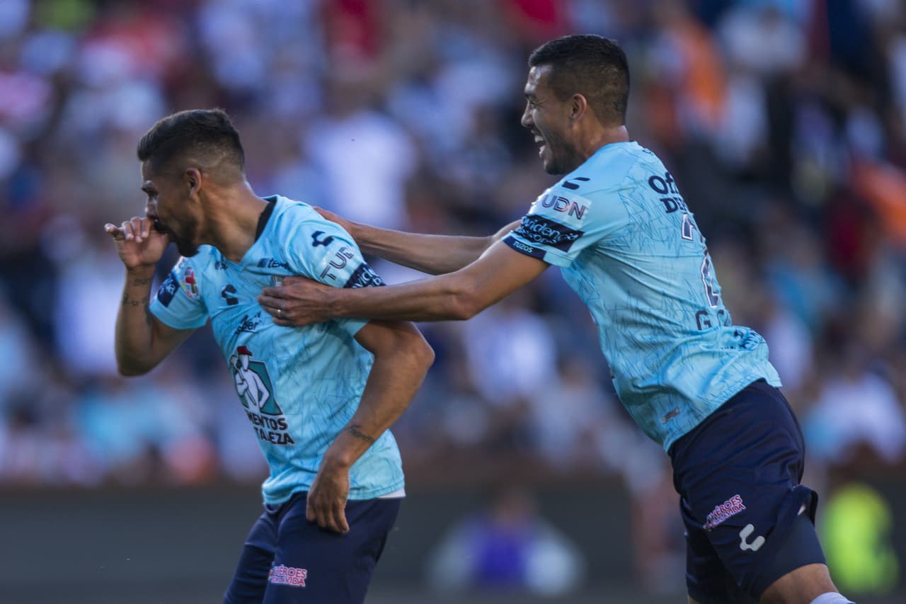 Franco Jara celebra con sus compañeros luego de haber anotado el 1-0.
