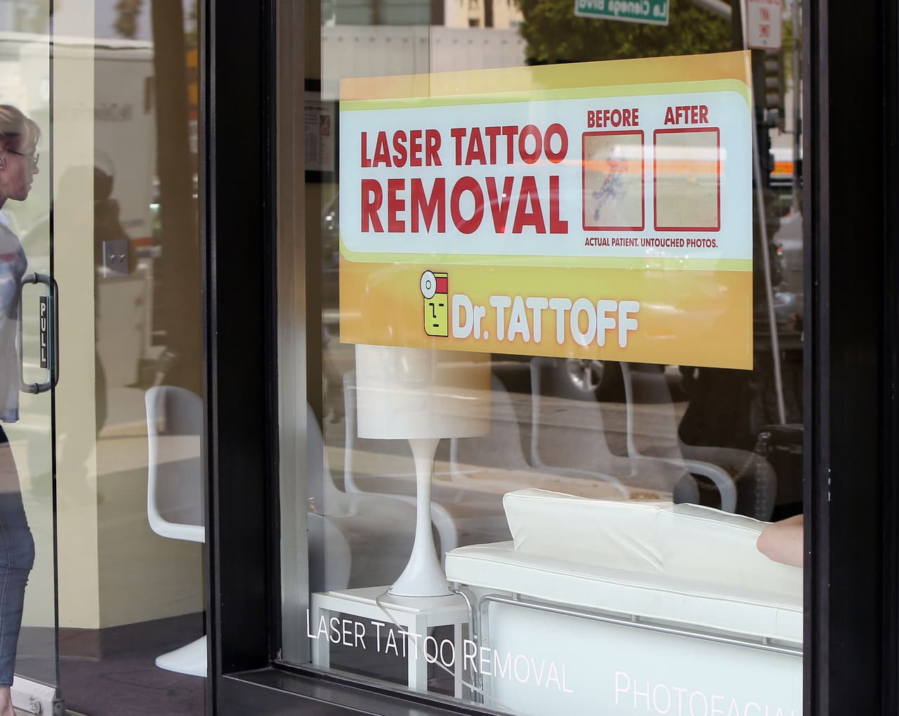 La captaron entrando al local de remoción de tatuajes.