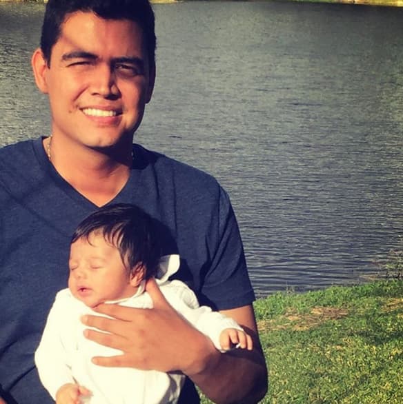 Orlando tiene que viajar mucho y por eso disfruta cada instante que puede estar junto a su bebé.