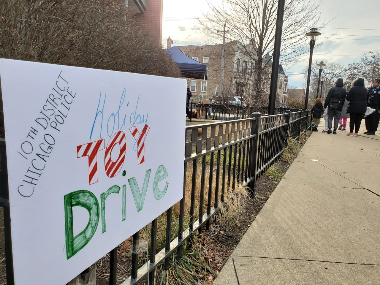 La recogida de regalos se llevó a cabo bajo las guías de seguridad del covid-19 de los CDC.