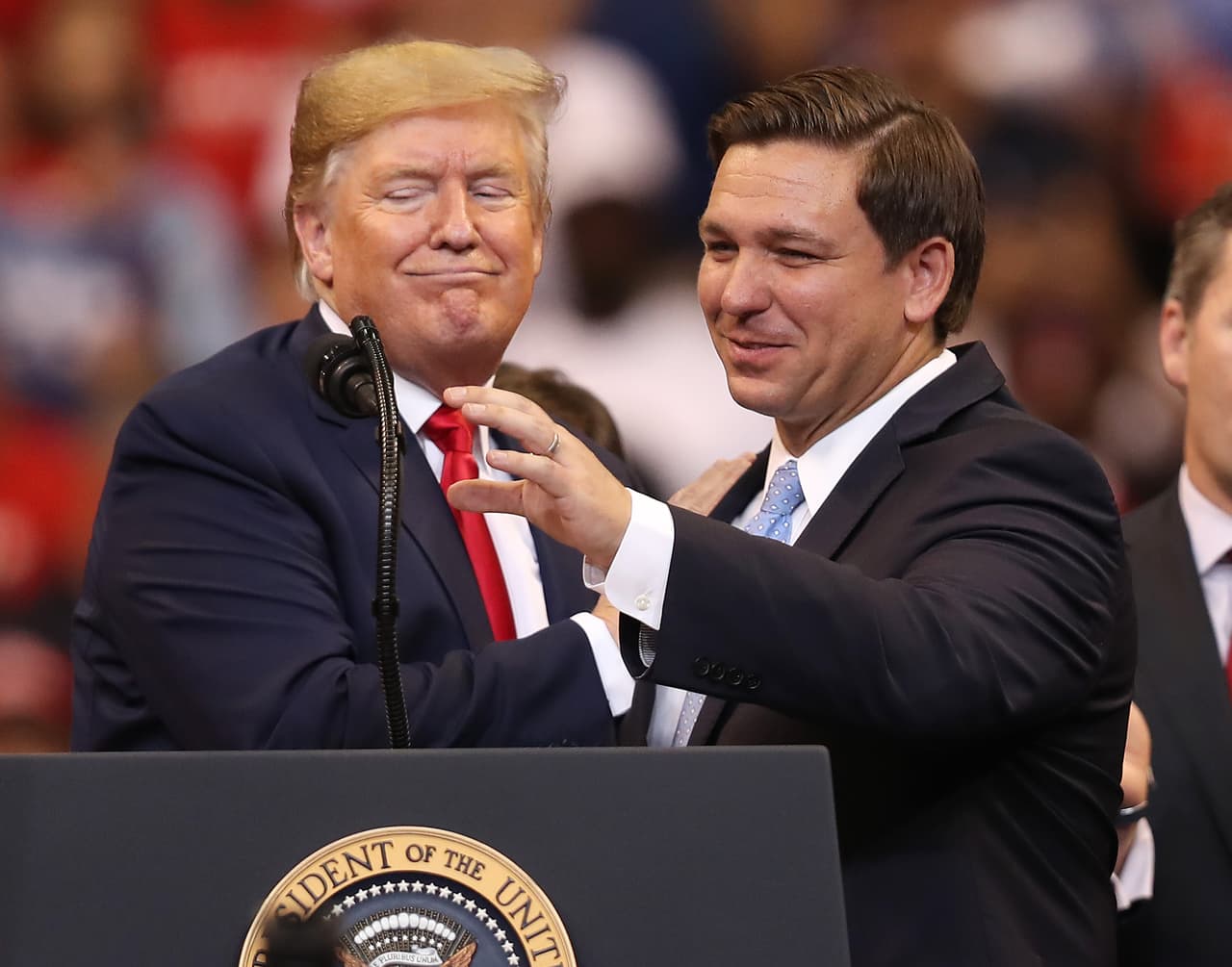 Trump bromea con despedir a Ron DeSantis si no gana el estado de Florida en las elecciones