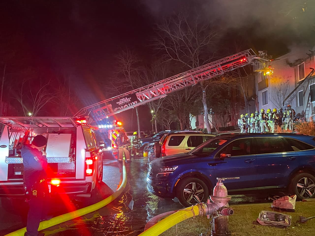 Los habitantes del complejo de apartamentos Las Palmas, ubicado en el 2113 de Seasons Parkway, en Norcross, fueron sorprendidos la noche del domingo 14 de diciembre por un incendio en el edificio.