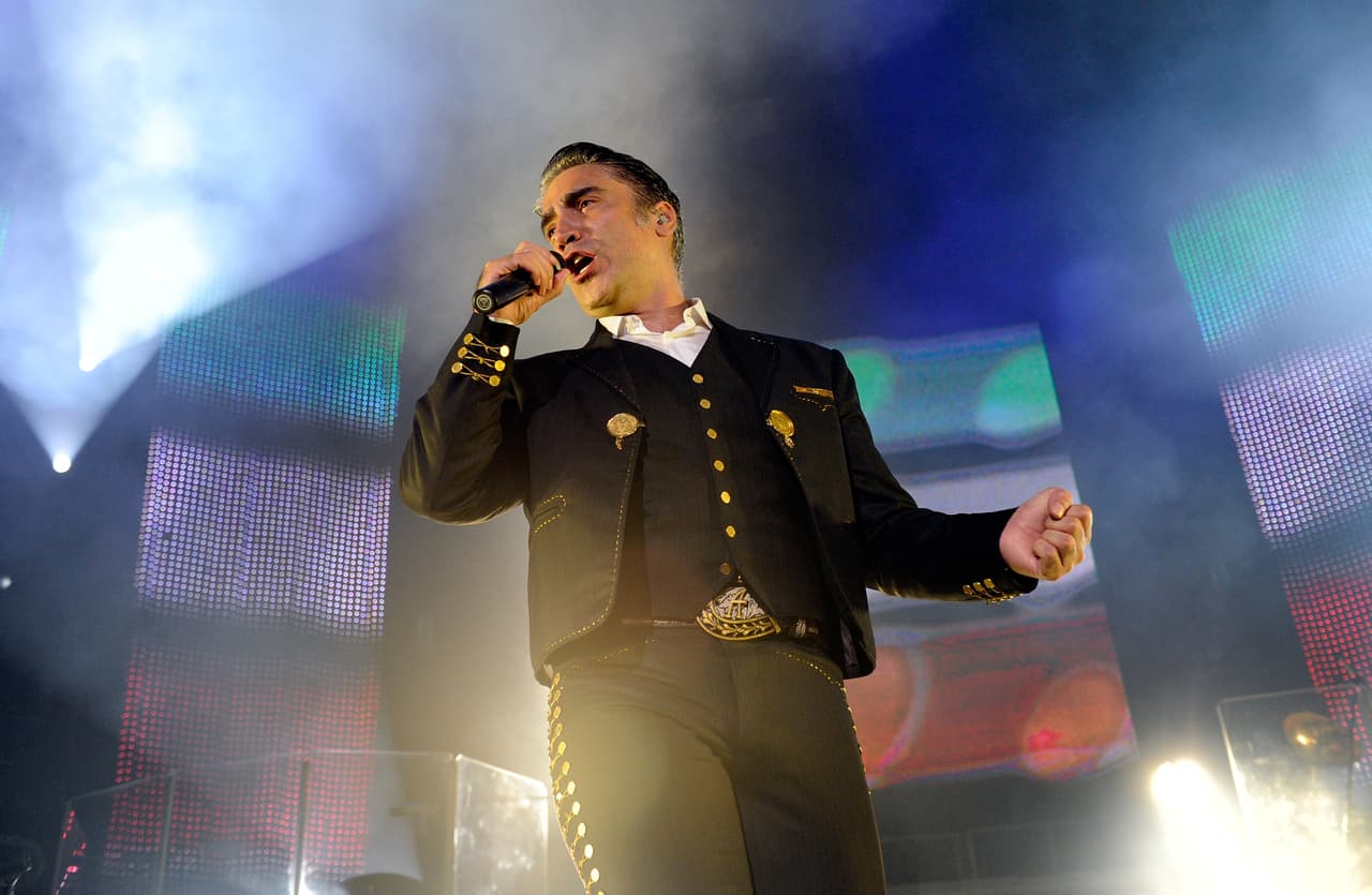 Por supuesto, Alejandro ha seguido fielmente los pasos de su padre, y en esta despedida demostrará que ha aprendido del mejor maestro. ¡Conoce un poco más de sus duetos!