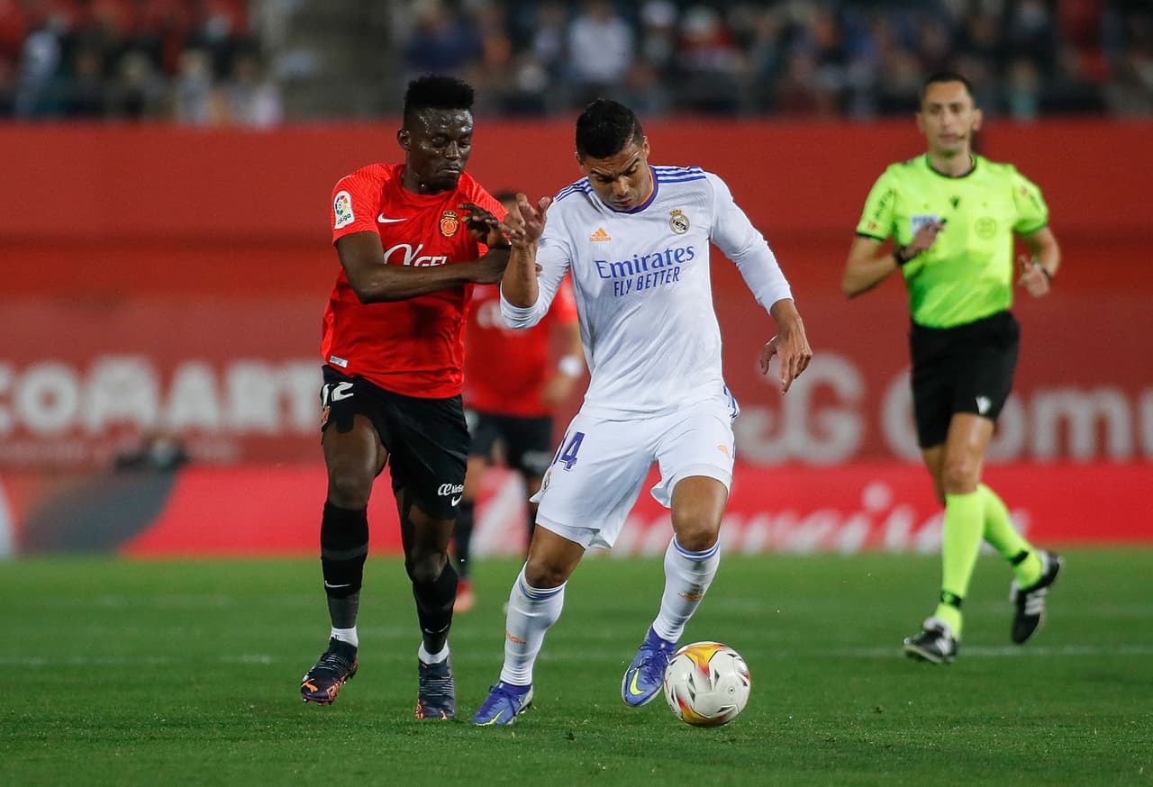 Gracias a un doblete de Karim Benzema y otro tanto del brasileño Vinícius, el Real Madrid venció al Mallorca y aumentó su ventaja en el liderato a 10 puntos sobre el Sevilla.