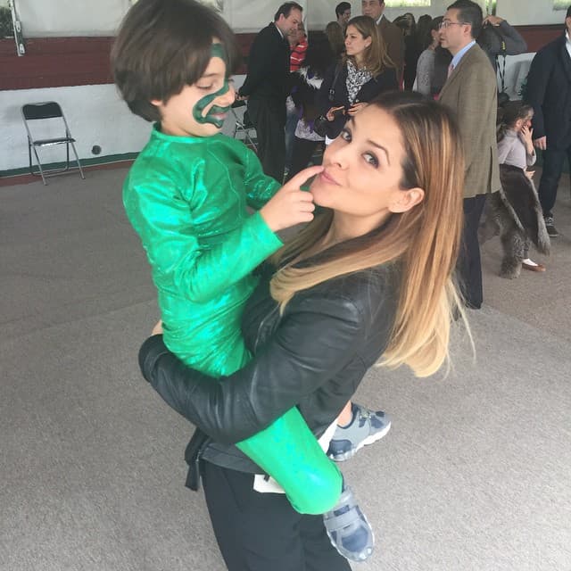 Pero de malvada no tiene nada, pues se la pasa consintiendo a Santi, quien cada día está más grande.