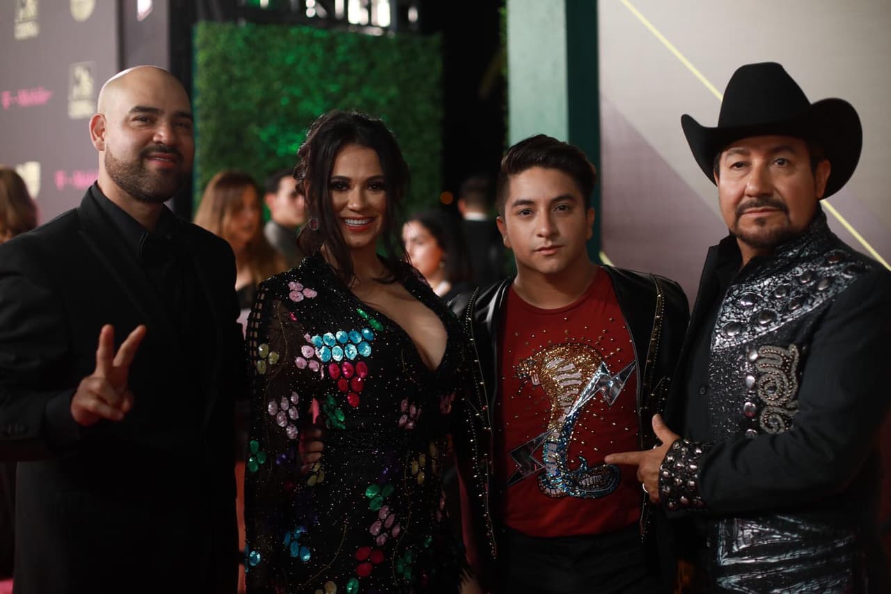 Después de pasarla tan bien en cabina, en la alfombra roja también se encontraron con
<b>Mario Aguilar</b>.