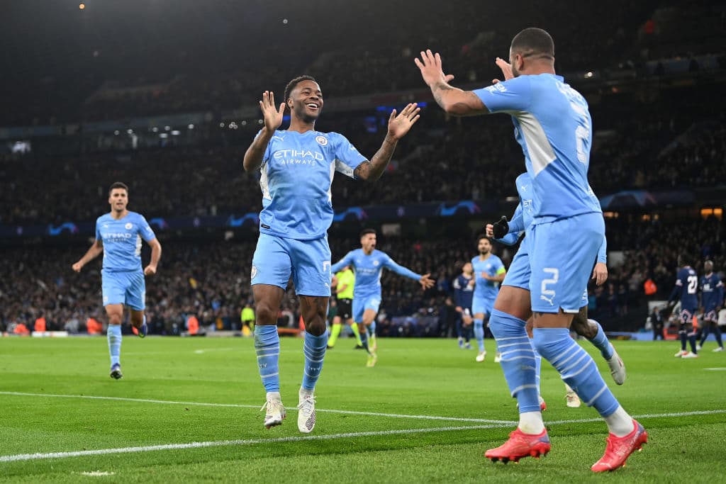 Manchester City se imopne al Paris Saint-Germain 2-1 durante la fase de Grupos en la UEFA Champions League. El conjunto parisino se adelantaba con gol de Kylian Mbappé, pero Raheem Sterling y Gabriel Jesús le dieron a los Cityzens la victoria sobre el tridente Messi-Mbappé-Neymar.