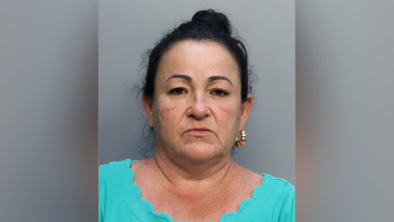 Mujer de Miami-Dade es acusada de lanzar un balde con heces a su vecina por una supuesta infidelidad