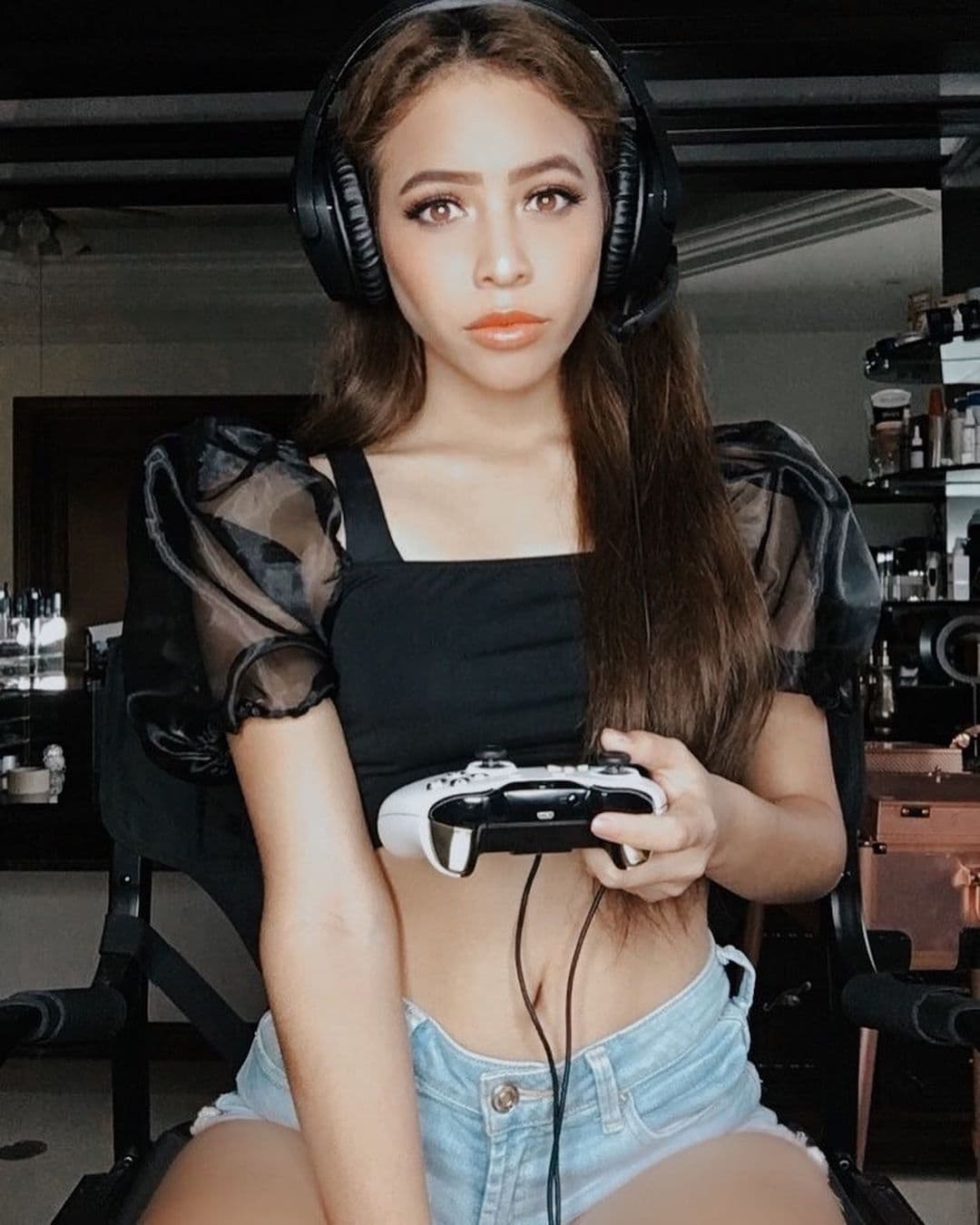 Se define como gamer y es común verla competir en videojuegos, hacer tutoriales de consolas o simplemente, transmitir por sus redes sus sesiones de juego online.