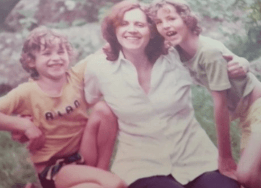 Su querida madre, doña Mireya, es su gran ejemplo. Alan vivió una infancia muy feliz junto a sus hermanos.