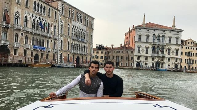 Joe y Nick han triundado en la televisión y en la música. Aquí los vemos juntos durante un paseo en Italia.