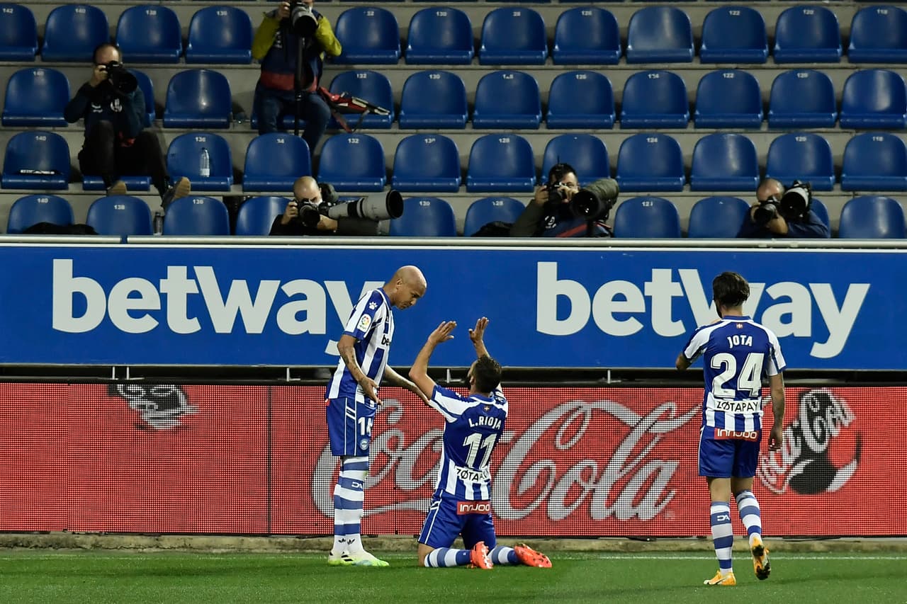 Piqué y Neto protagonizaron una gran pifia que terminó en gol de los locales; el francés marcó gol del empate en el Mendizorroza. Luis Rioja (31’) aprovechó un tremendo error de la zaga blaugrana para abrir el marcador. Griezmann (63’) emparejó los cartones.