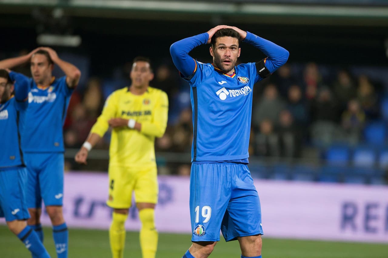 El delantero Jorge Molina (derecha) lamenta una opción de gol perdida para el Getafe.