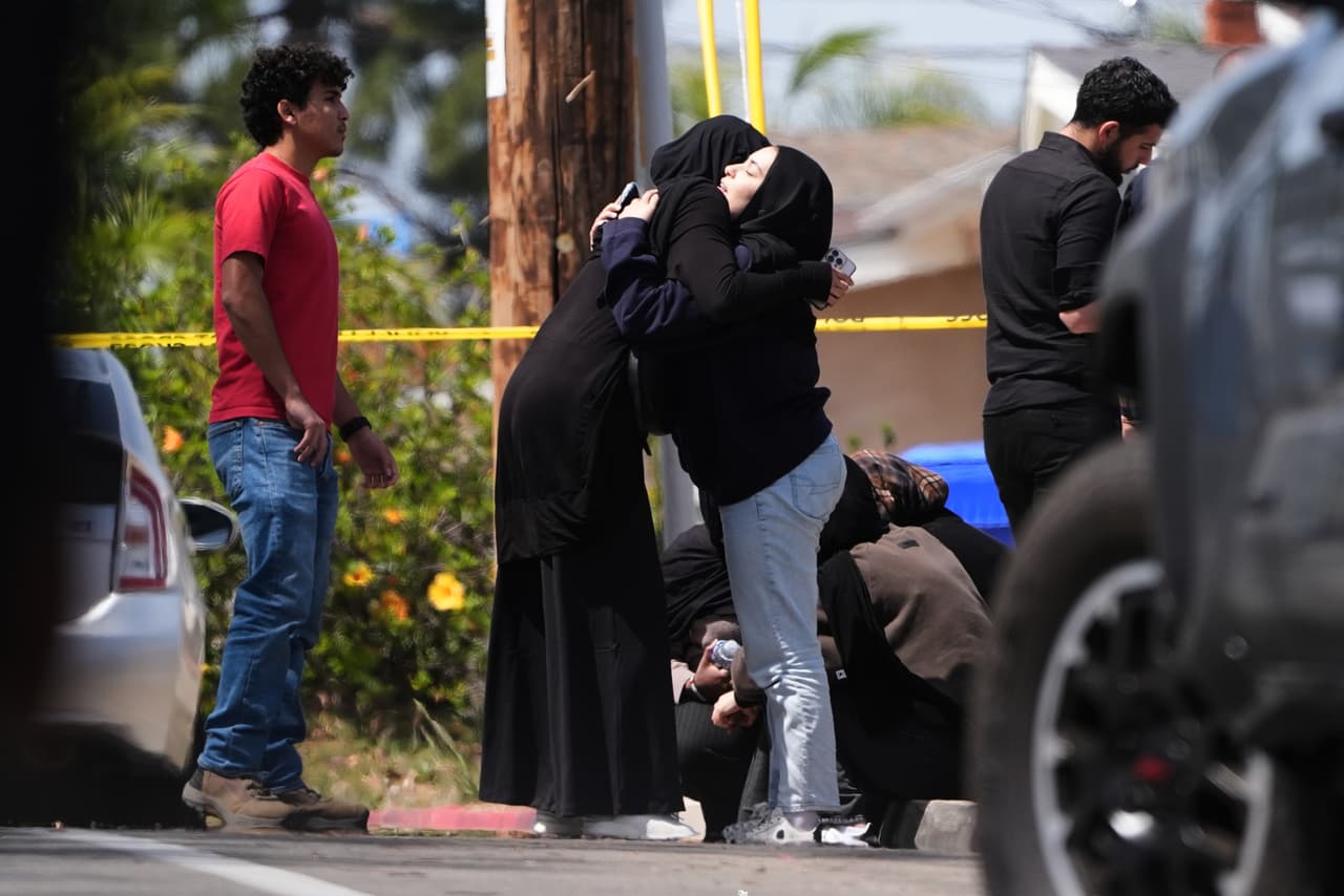 El FBI le advirtió a la familia del adolescente días antes del tiroteo en mezquita de San Diego, según una demanda