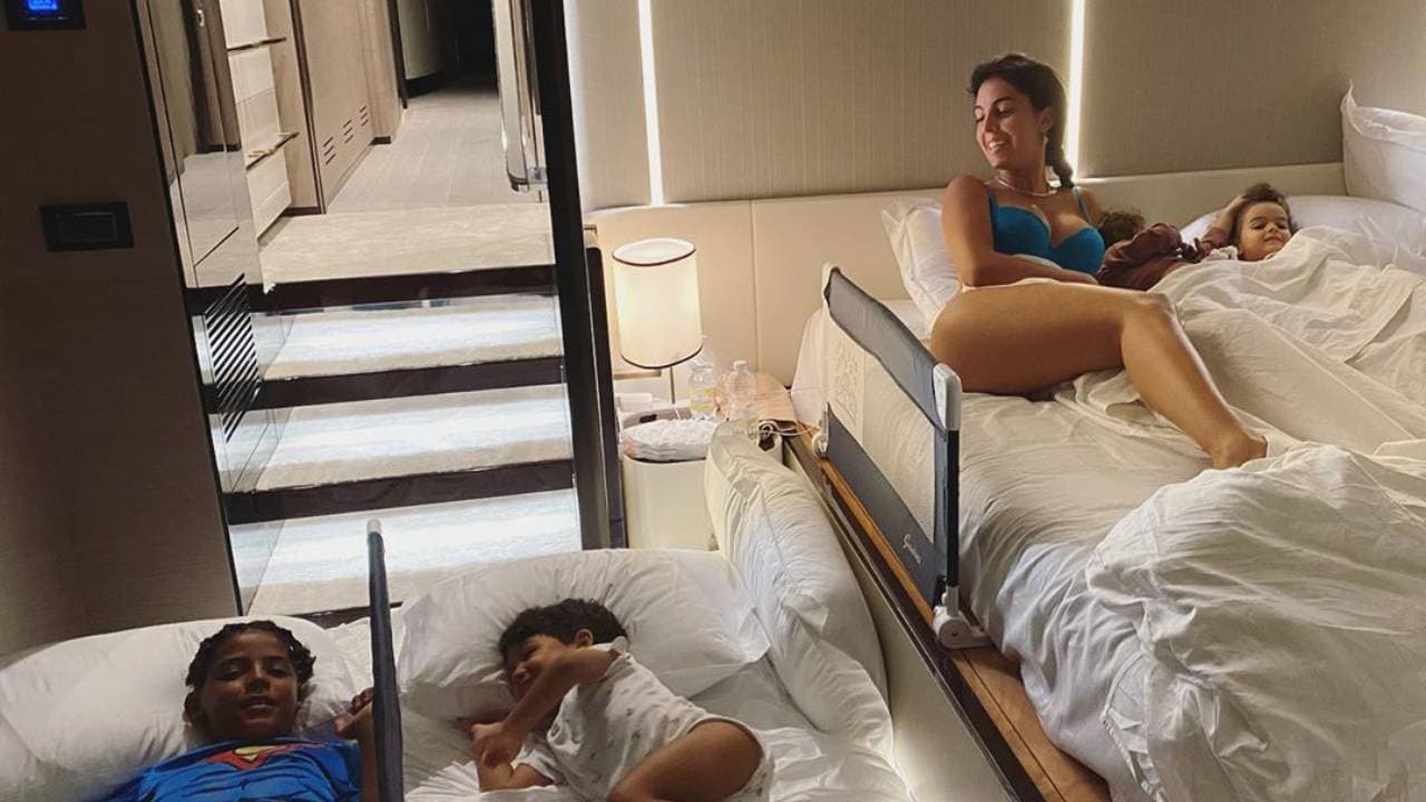 Así disfrutan Georgina Rodríguez y Cristiano Ronaldo su nueva embarcación junto a sus hijos.