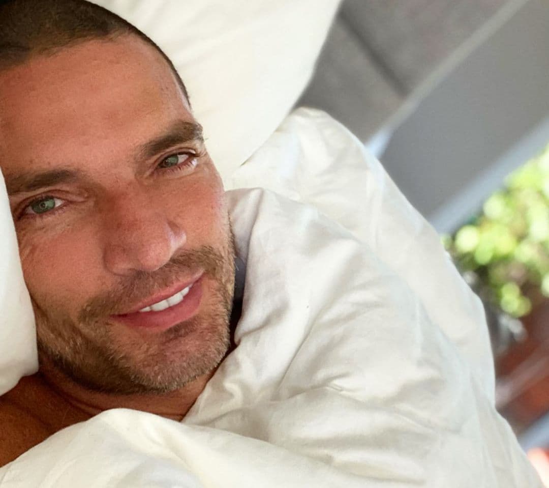 En esta ocasión Gil no informó que sería intervenido, como lo hizo en enero pasado cuando
<b> <a href="https://www.univision.com/shows/el-gordo-y-la-flaca/a-raiz-del-caso-de-julian-gil-lili-estefan-cuenta-que-tiene-una-hernia-que-aun-no-se-ha-operado-video">lo operaron de una hernia umbilical</a></b>.
<br>