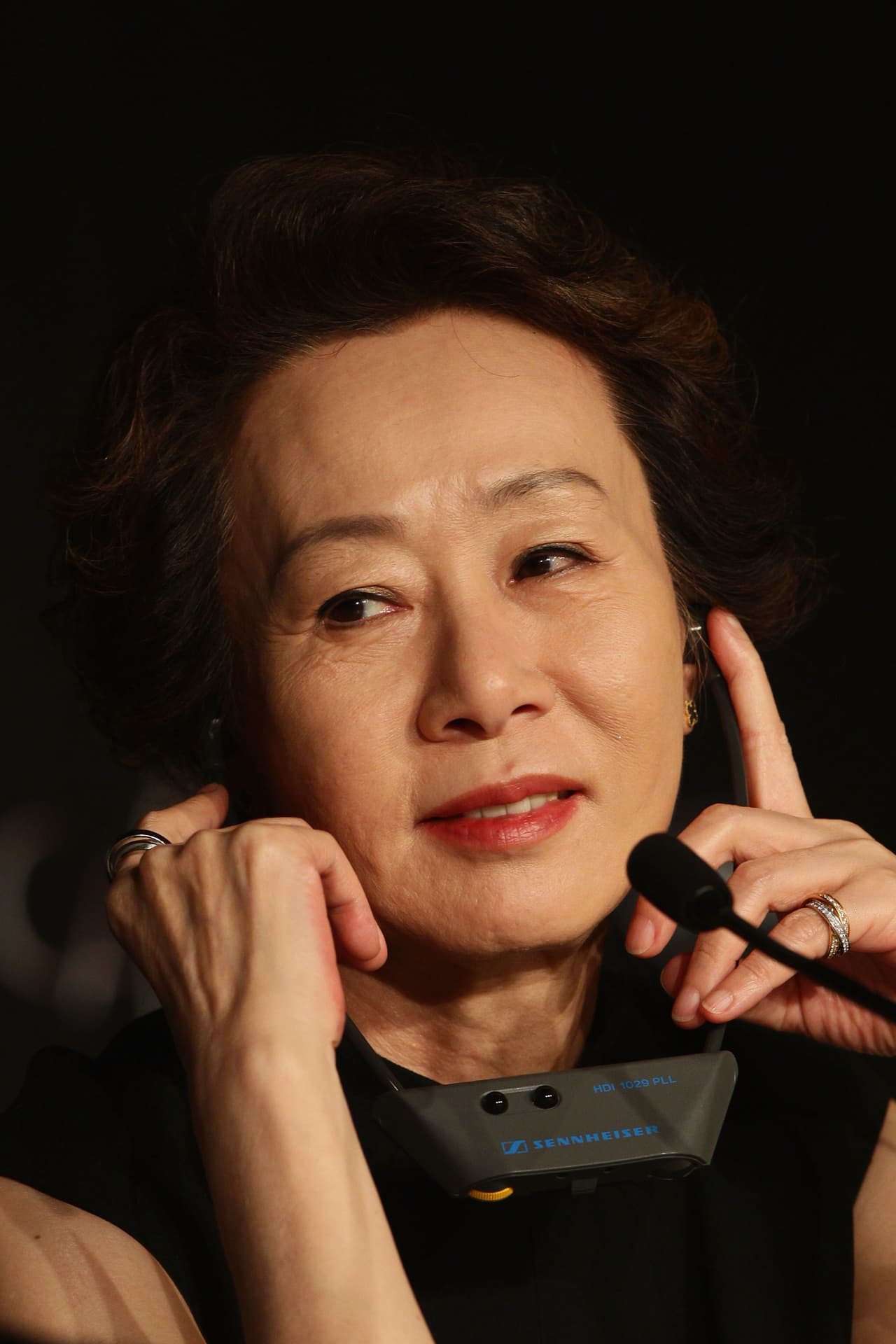 La primera actriz coreana en ganar un Oscar fue cuestionada sobre su opinión respecto a Hollywood: "Cuando algún proyecto viene de Estados Unidos, la gente en Corea piensa que admiro Hollywood. No, no admiro Hollywood. La razón por la que sigo viniendo es porque si vengo a Estados Unidos y trabajo, tal vez pueda ver a mi hijo una vez más".