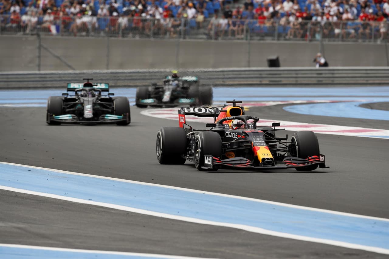 Sergio 'Checo' Pérez logra subir al podio en la Formula 1 junto a su compañero de Red Bull, Max Verstappen, y Lewis Hamilton. El mexicano llegó en tercera posición, mientas que el piloto británico se adjudicó la segunda plaza. El neerlandés fue campeón del Gran Premio de Francia y fue nombrado piloto del día.