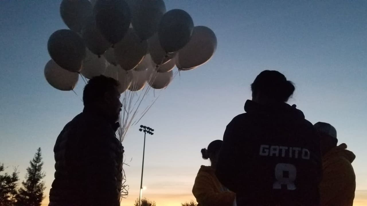 Por la tarde, en Reedley, decenas de personas se reunieron en una vigilia.