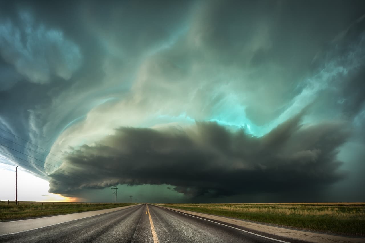 La peculiar y dramática textura y color de estas nubes anuncian el avecinamiento de una gran tormenta con alerta de tornado y fuertes precipitaciones sobre el pueblo de Stratford en Texas.