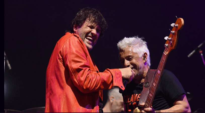 El poder de convocatoria y las cifras de ventas de álbumes les dio un amplio reconocimiento, incluso a pesar de su separación, a Los Piojos, cuyo vocalista es homónimo del hijo de La Pulga.