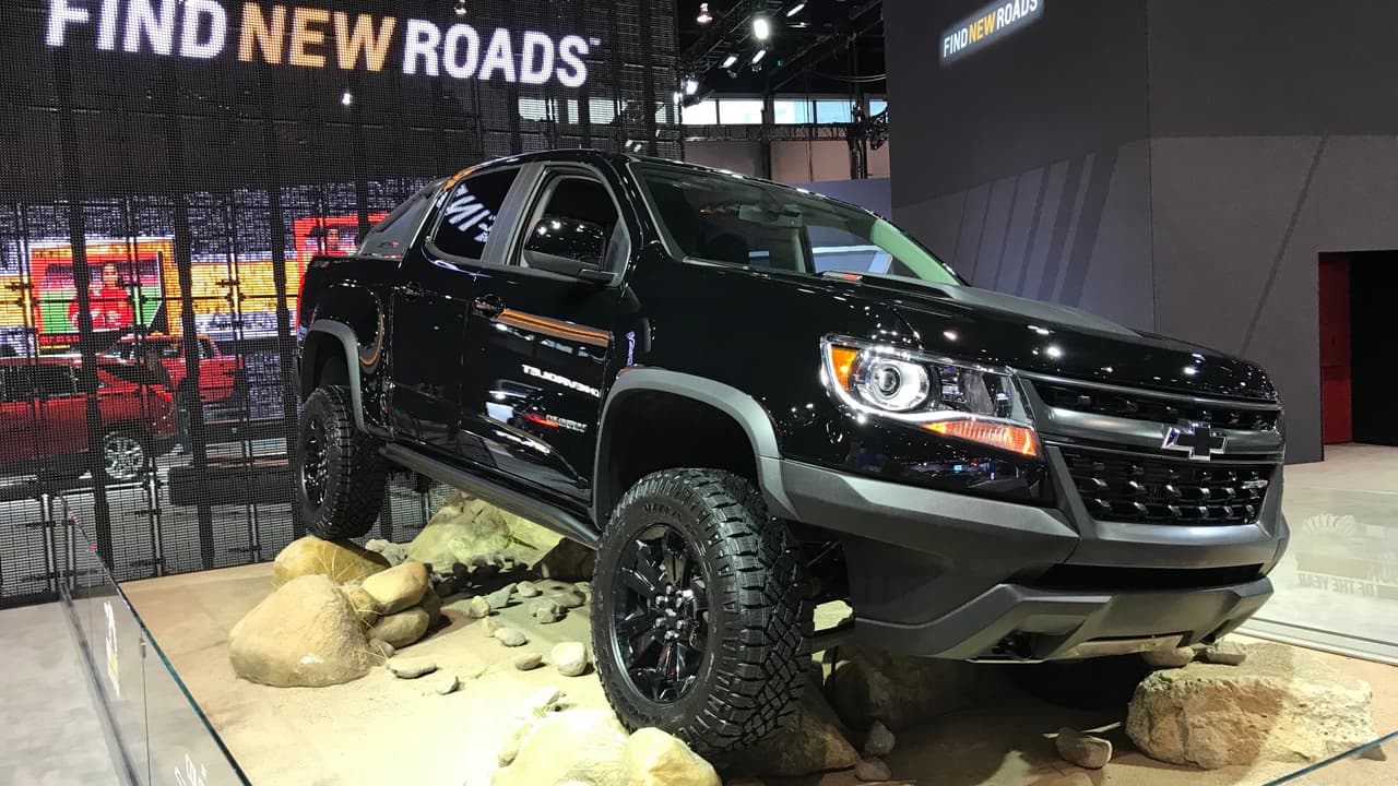 <h3 class="cms-h3-H3">Chevrolet Colorazo ZR2 2018</h3>
<br>
<br>La
<b><a href="https://www.univision.com/noticias/pruebas-de-manejo/la-chevrolet-colorado-zr2-la-pickup-todoterreno-de-tamano-inteligente" target="_blank">capaz todoterreno de Chevrolet</a></b> no pudo faltar a la cita de Chicago. Después de haberse ganado una excelente reputación en muy poco tiempo la ZR2 está en Chicago no tanto para ser promocionada sino para reforzar al resto de la línea de camionetas de la marca del corbatín.