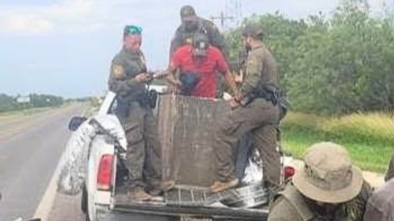 Cinco inmigrantes indocumentados fueron rescatados cuando viajaban ocultos dentro de un aire acondicionado en la caja de una camioneta, en Eagle Pass.