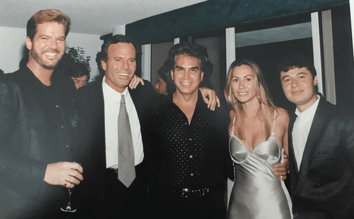 Desde mediado de los noventa, el venezolano sienta su base en Miami. Aquí con el cantante cubano Willy Chirino, Julio Iglesias, su esposa Carolina Pérez y el compositor y cantante Estéfano, en una foto compartida por Génesis.