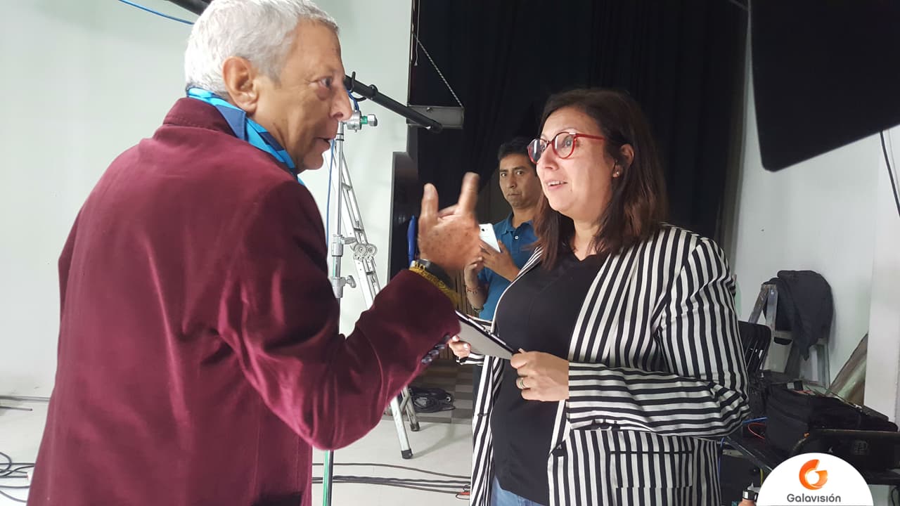 Recibiendo indicaciones de la producción, es toda una estrella.
<br>