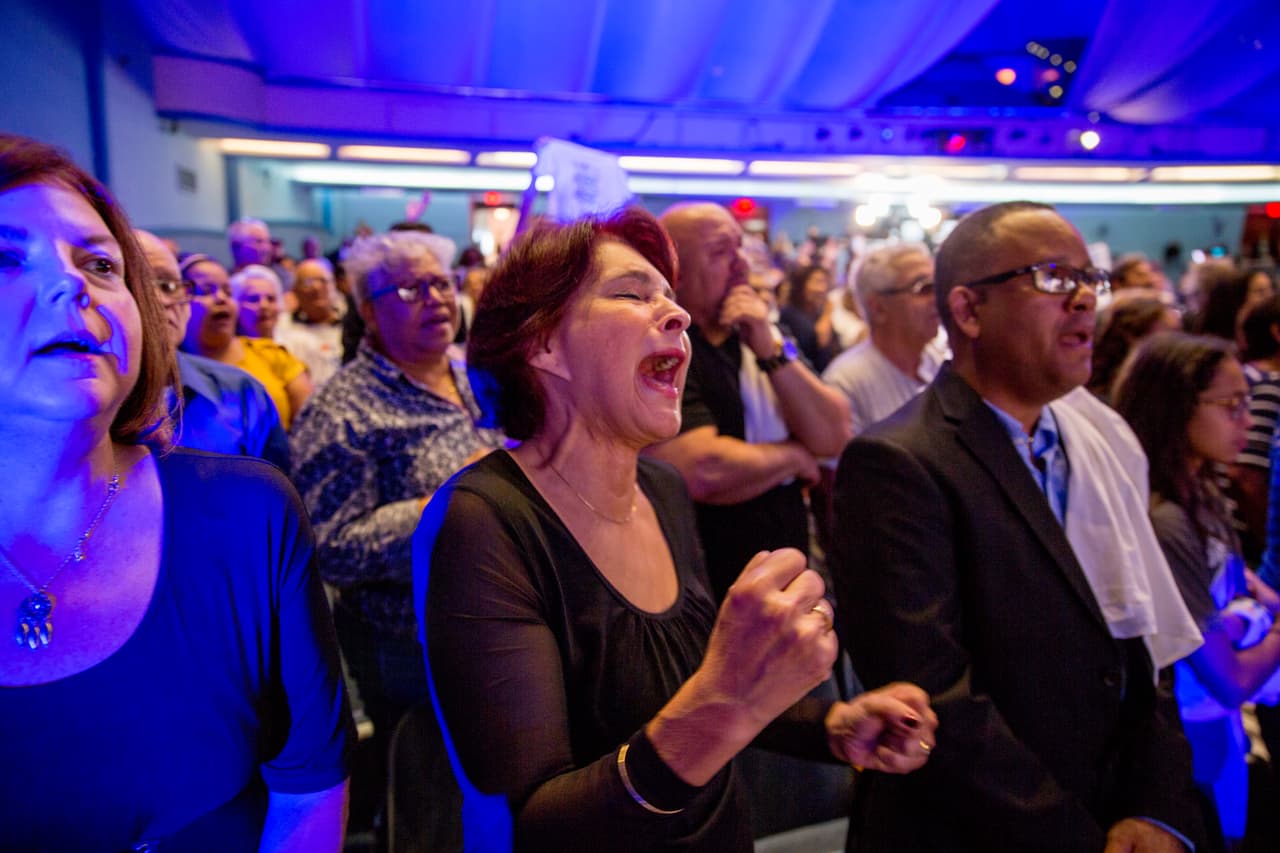 Algunos de los que entraron al pequeño acto familiar, antes de que fuera abierta la sala al público, cantaron con emoción las canciones de José José.