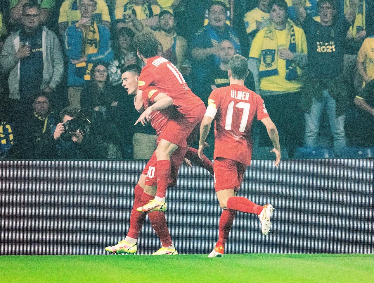 RB Salzburg se impone con autoridad ante el Brondby 2-1 durante el partido de vuelta de las eliminatorias de la Champions League y, sumado al partido de ida, consigue su boleto a la fase de grupos. Benjamin Sesko y Brenden Aaronson fueron los anotadores por parte del equipo austriaco.