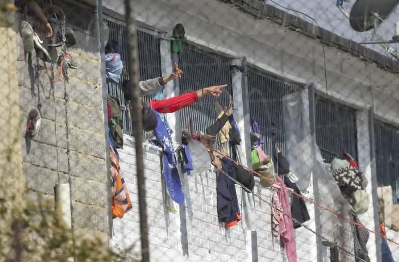 Pandilleros amotinados retienen a más de 40 guardias en cárceles de Guatemala