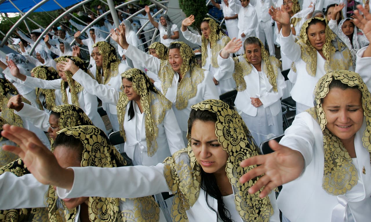 La iglesia
<b><a href="https://www.univision.com/noticias/criminalidad/asi-sera-el-juicio-del-lider-de-la-luz-del-mundo-casi-sin-audiencia-y-advierten-que-mostraran-imagenes-de-presunta-pornografia-infantil">La Luz del Mundo</a></b> fue fundada en 1926 por Eusebio Joaquín, un militar que combatió en la Revolución Mexicana. Según su relato, tuvo una revelación en la que Dios le cambió su nombre por el de Aarón y le pidió que dejara Monterrey para predicar su palabra.