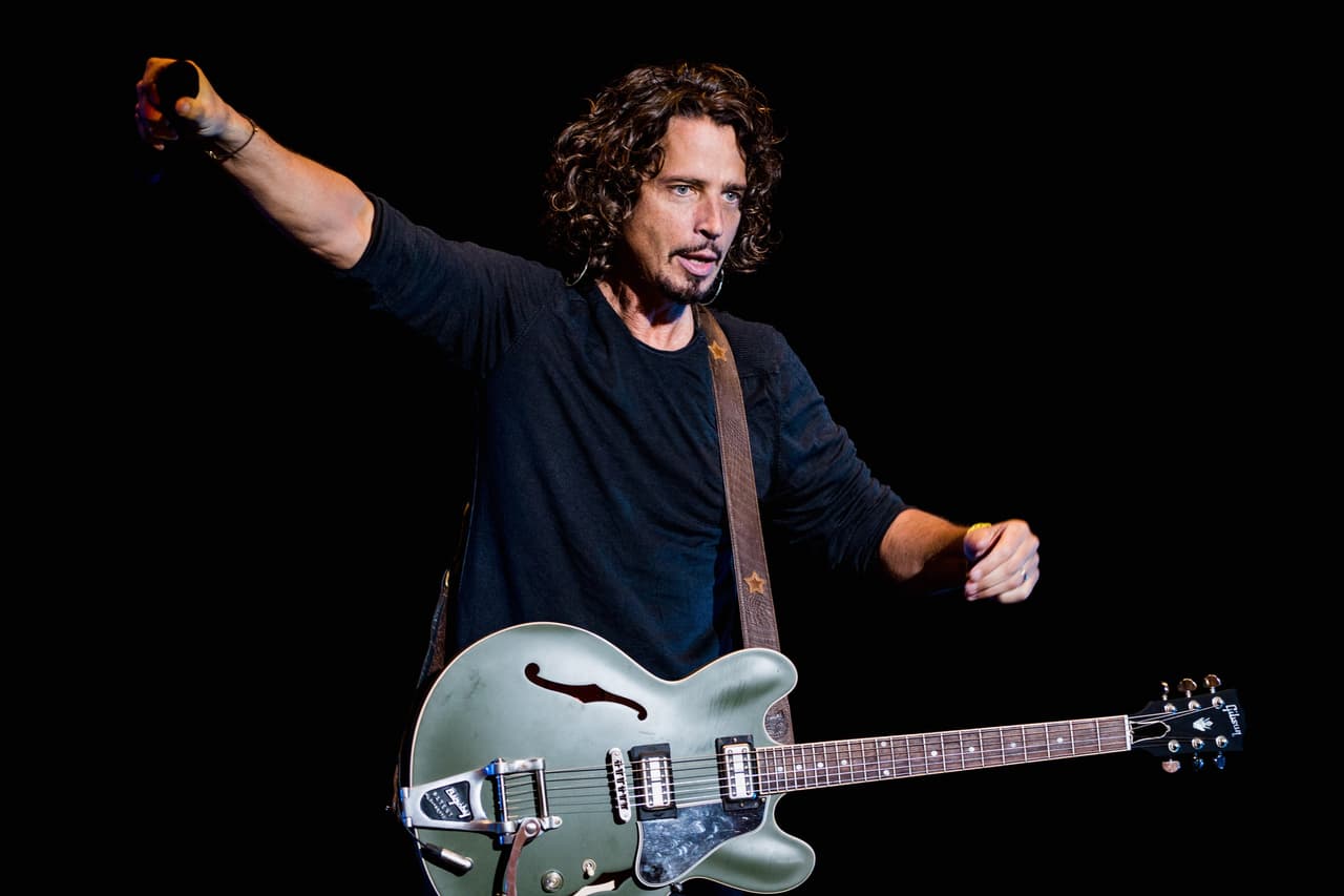 Chris Cornell, vocalista de Soundgarden y Audioslave, murió el pasado 18 de mayo de 2017 en Detroit, tenía 52 años y su muerte fue calificada por su representanrte como repentina e inesperada.
<br>