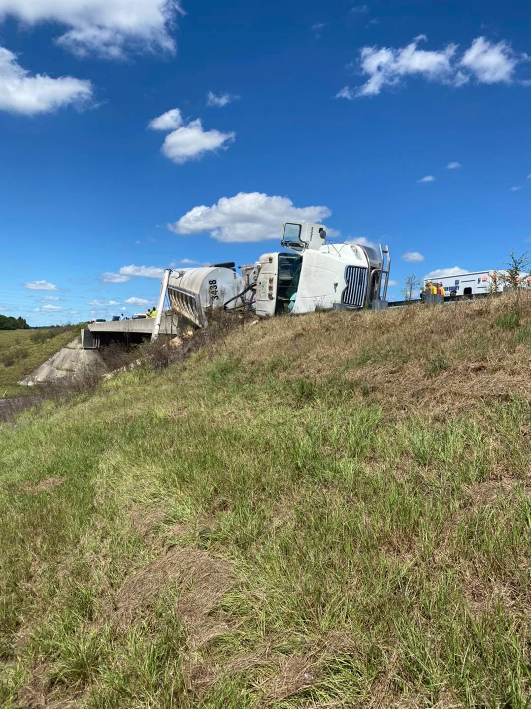 Shirley Jones, conductora del auto, fue trasladada en avión a un centro de trauma para una evaluación adicional.