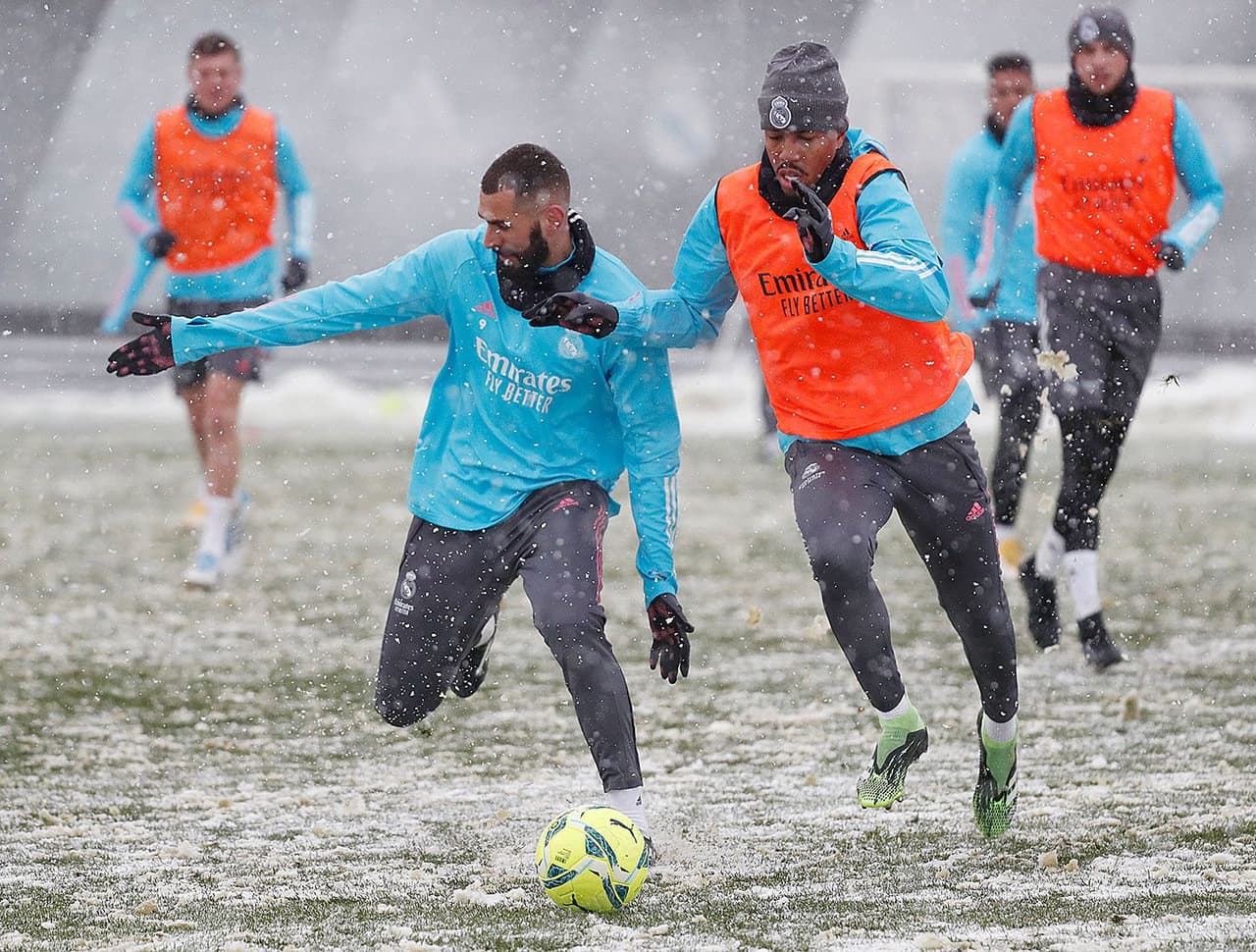 El Real Madrid preparó su próximo duelo contra Osasuna entrenando en la Ciudad Real Madrid bajo una tremenda nevada.