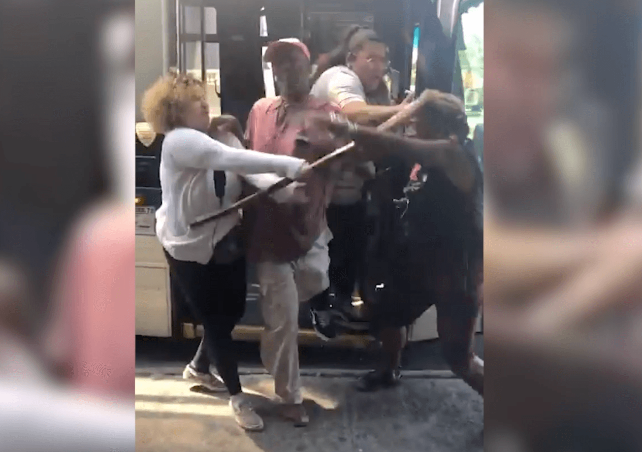 Dos pasajeras golpean a anciana después de acalorada discusión en un bus de El Bronx