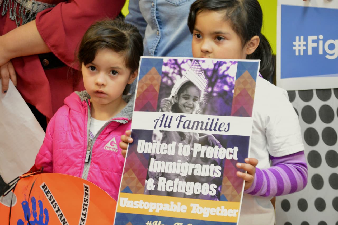 Legisladores y organizaciones proinmigrantes le piden al gobierno de Trump que deje de separar familias en la frontera