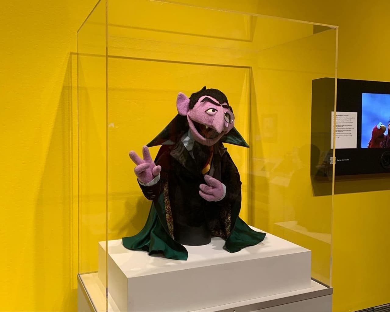 También puedes encontrarte al Conde Contar o Abelardo, que se hicieron famosos en 1969 cuando nace el programa para niños Plaza Sésamo.
<br>